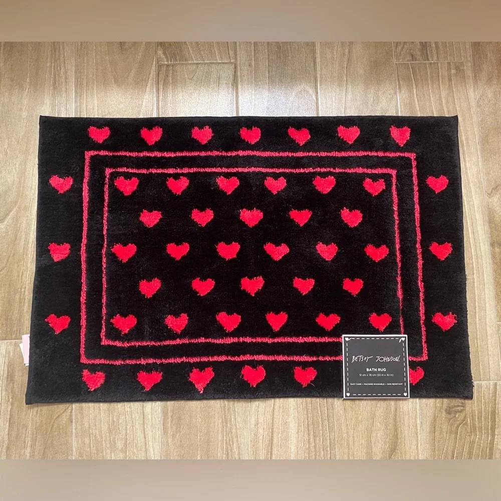 Betsey Johnson ❤️So soft Heart pattern Bath Rug Black/ Pink 20x30”New